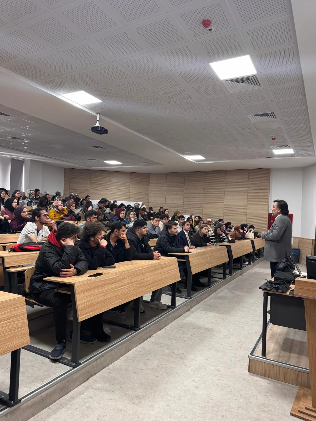 Eczacılık Fakültesi Öğrencilerine Yönelik Seminer Gerçekleştirildi